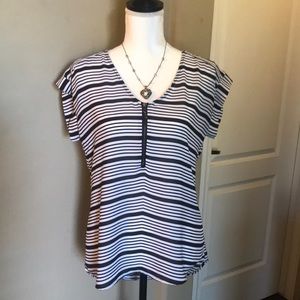 Striped black & white top with black zipper